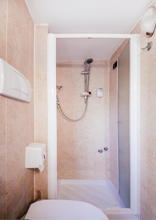 Quarto Clássico Pequeno com Cama de Casal ou 2 de Solteiro