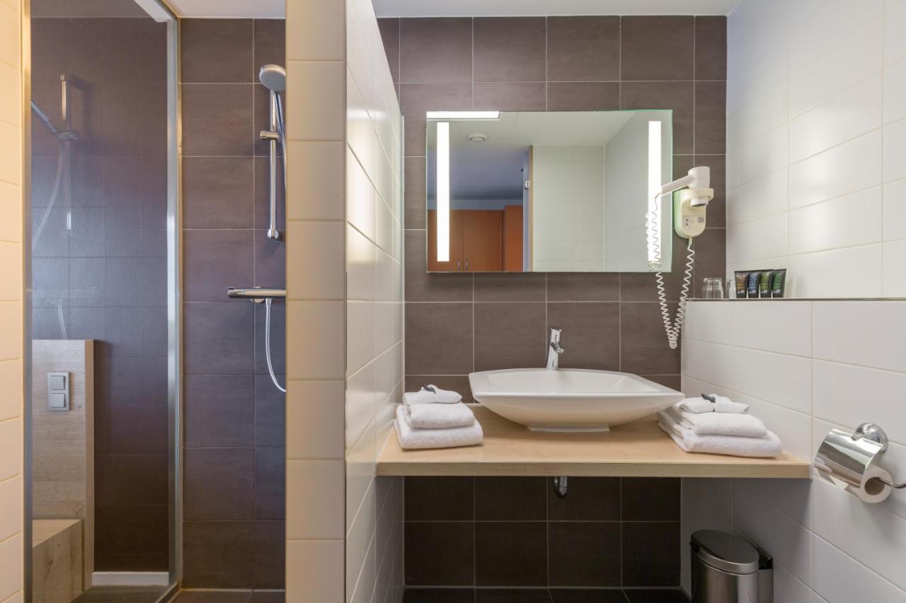 Deluxe Double Room Shower