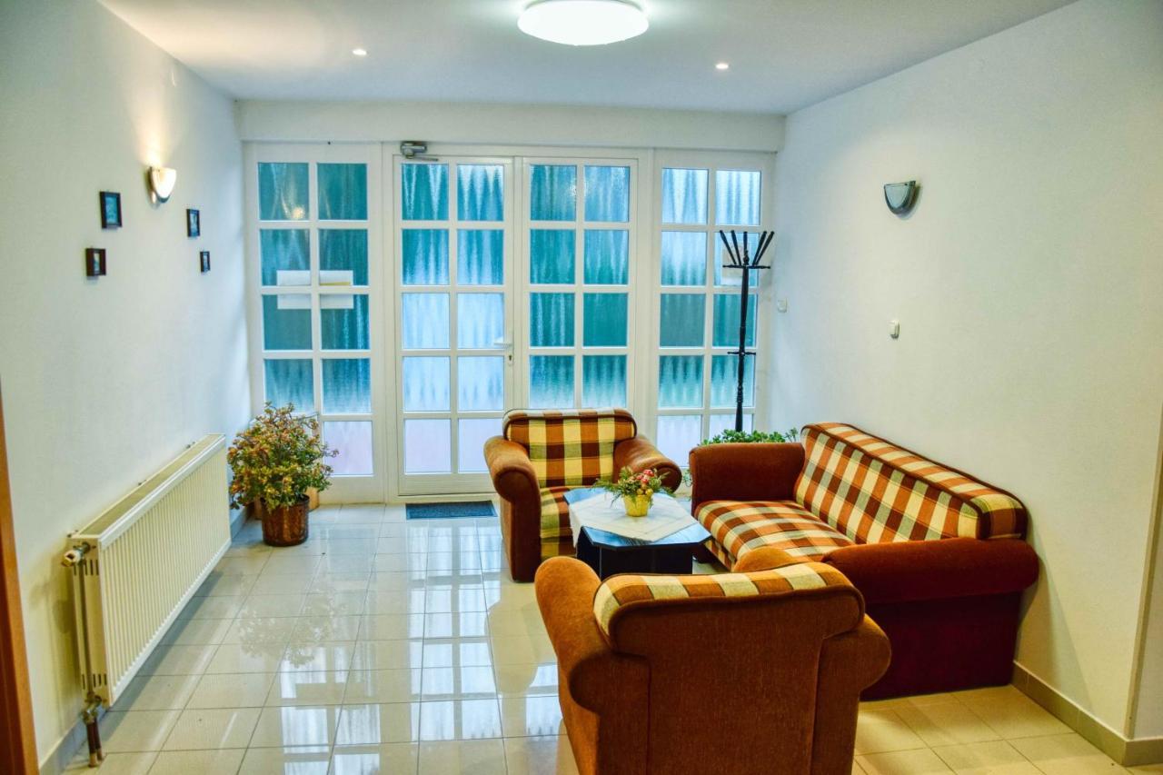 One-Bedroom Apartment,1083197677:JPEG