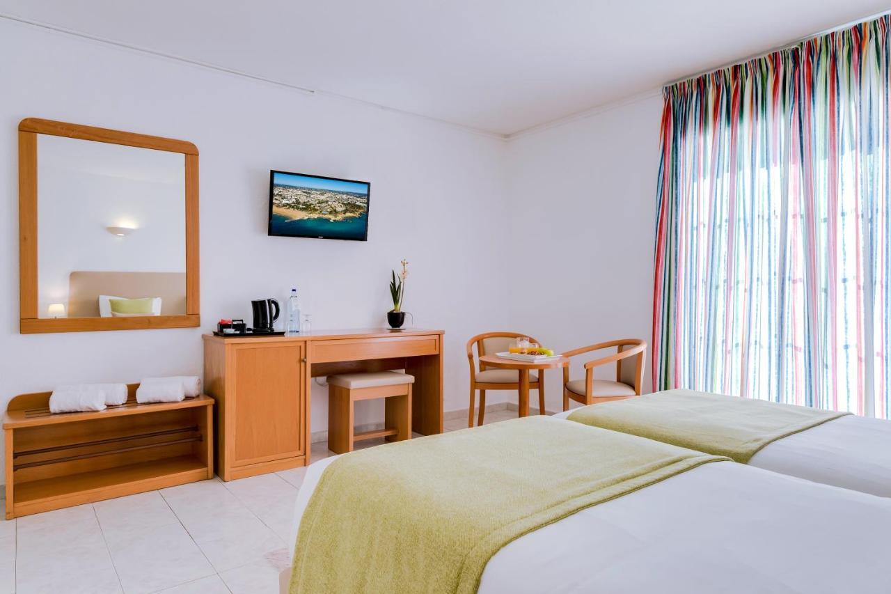 Quarto com Cama de Casal ou 2 de Solteiro (2 Adultos + 1 Criança)