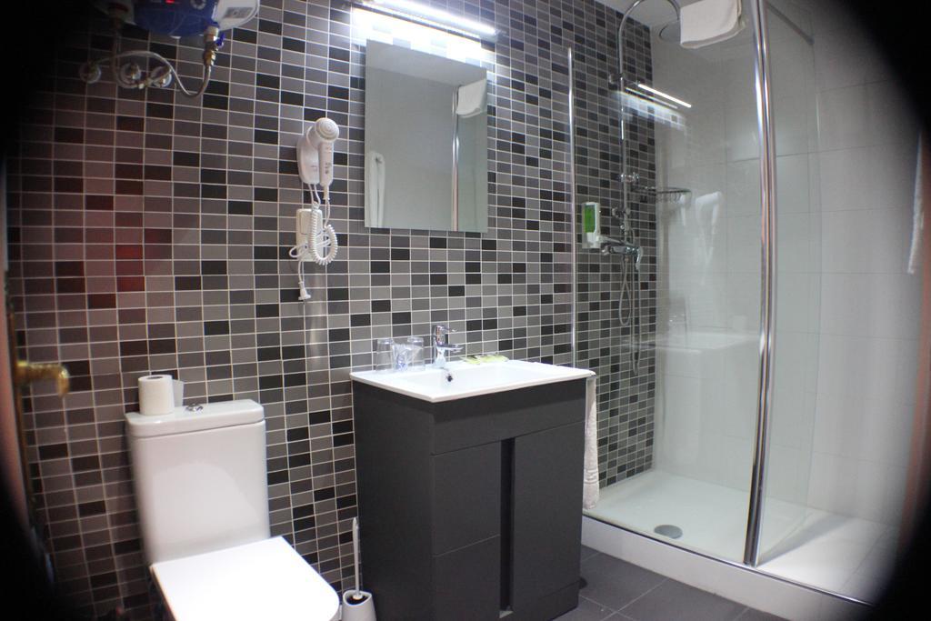 Triple Room Shower