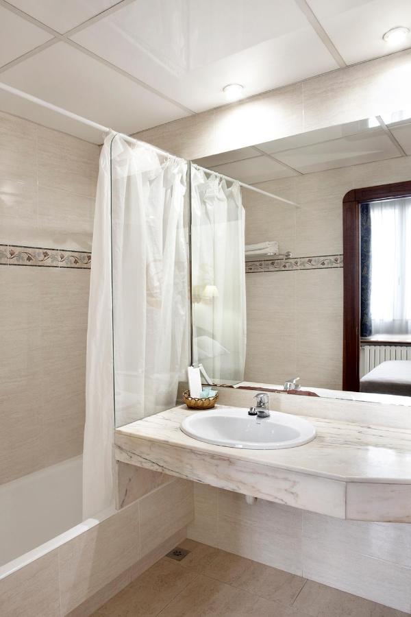 Quarto com Cama de Casal ou 2 de Solteiro
