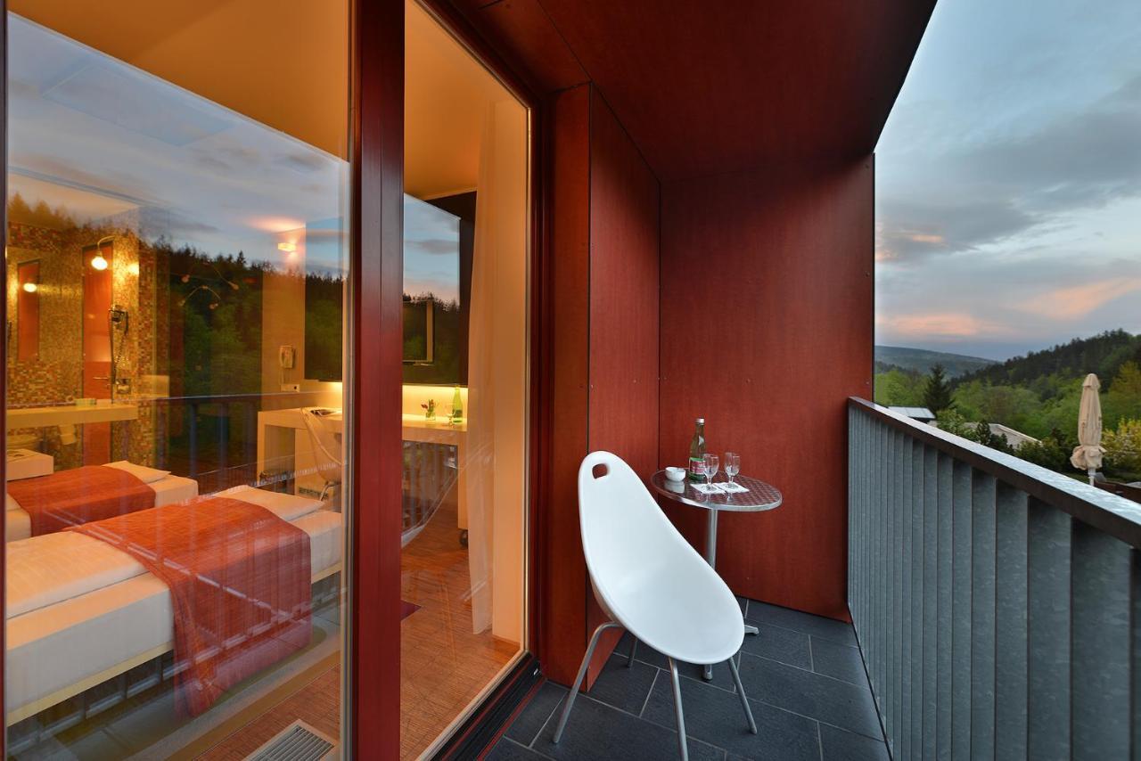 Doppelzimmer mit Zustellbett und Balkon