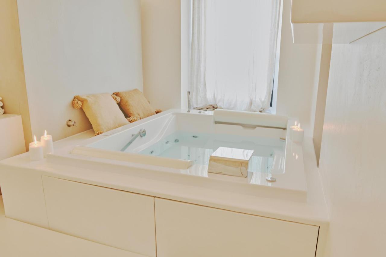 Deluxe Suite Spa Bath