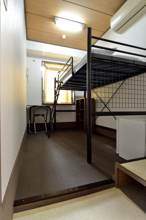 Einzelzimmer mit Hochbett und Gemeinschaftsbad