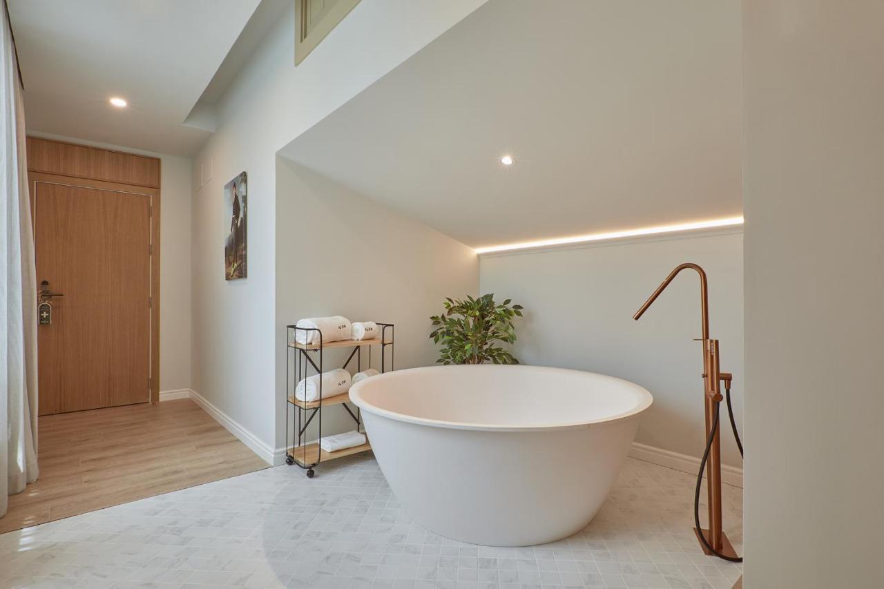 Junior Suite Bathtub