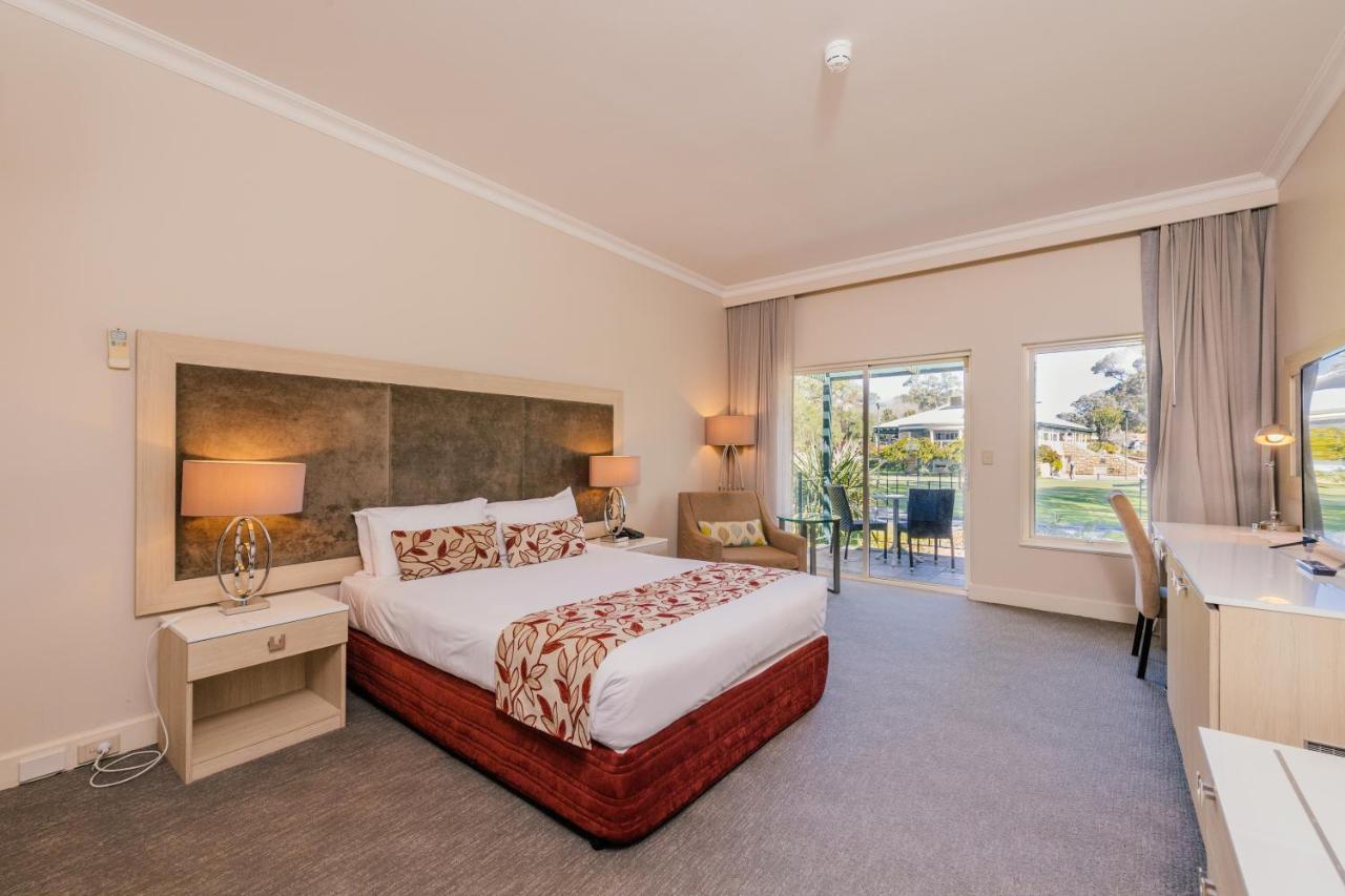 Zimmer mit Queensize-Bett und Gartenblick