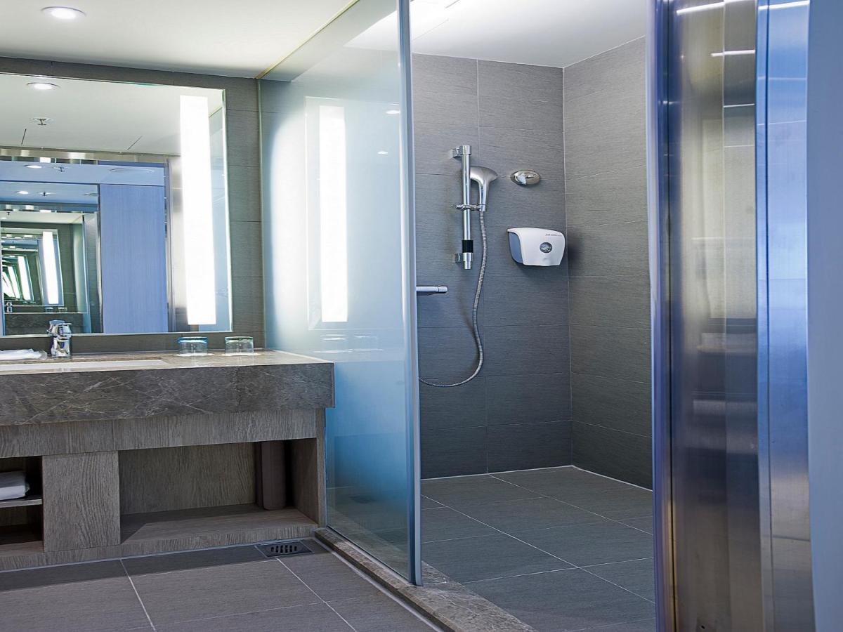 Standard Queen Room Walk Shower