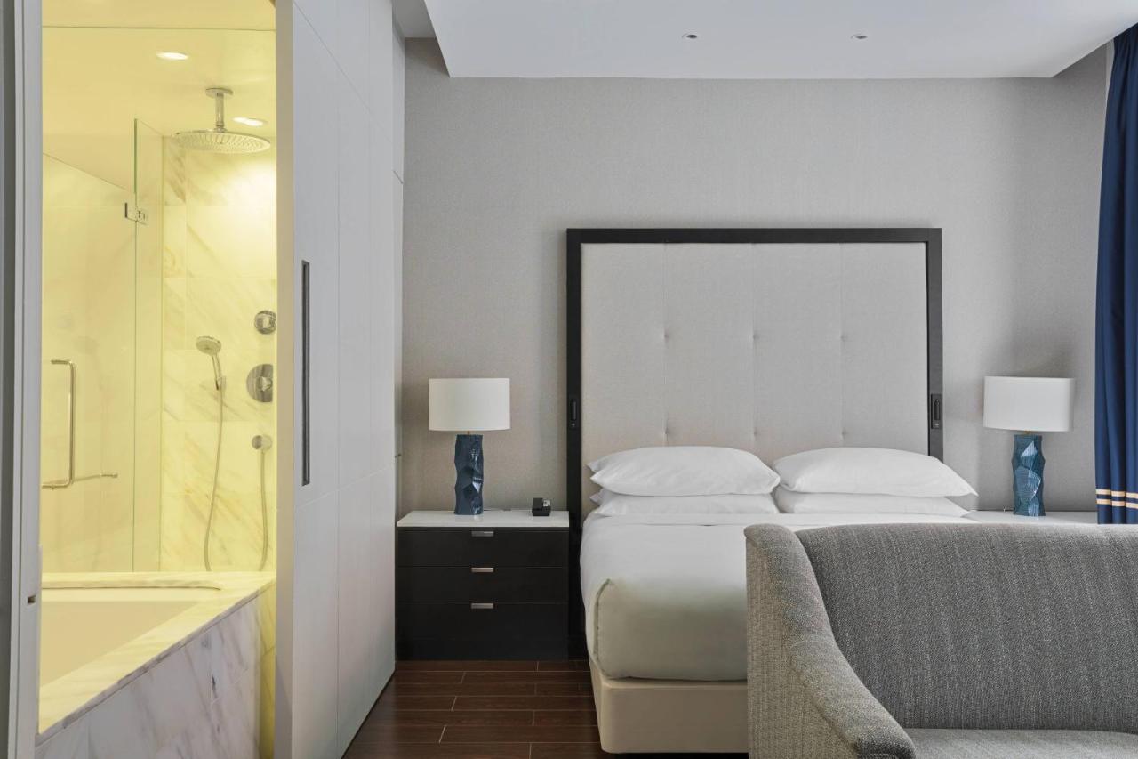 Balcony Suite with Executive Lounge Access,1157427063:JPEG