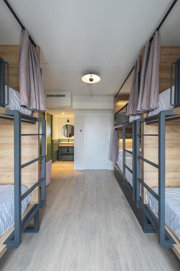 Cama en habitación compartida femenina de 6 camas