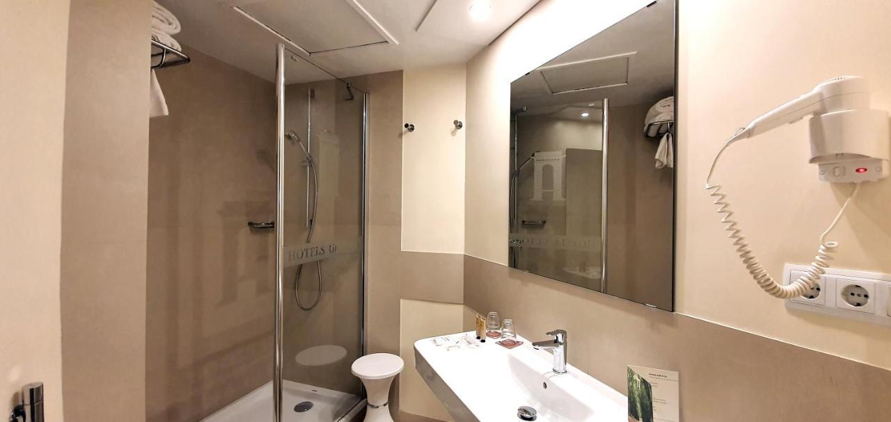 Twin Room,684848640:JPEG