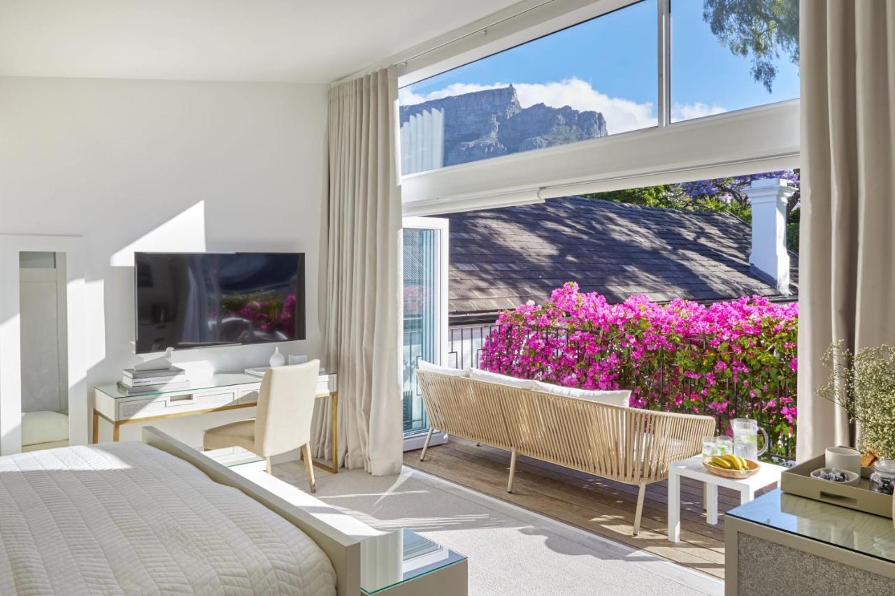 Zimmer mit Kingsize-Bett und Balkon