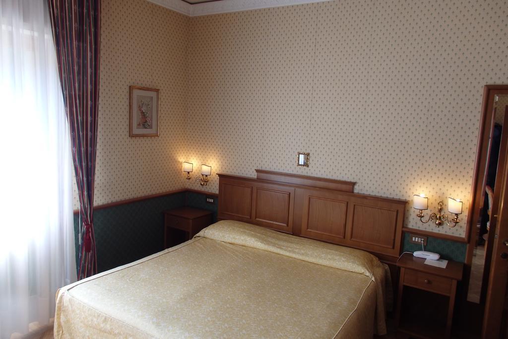 Doppel- oder Zweibettzimmer