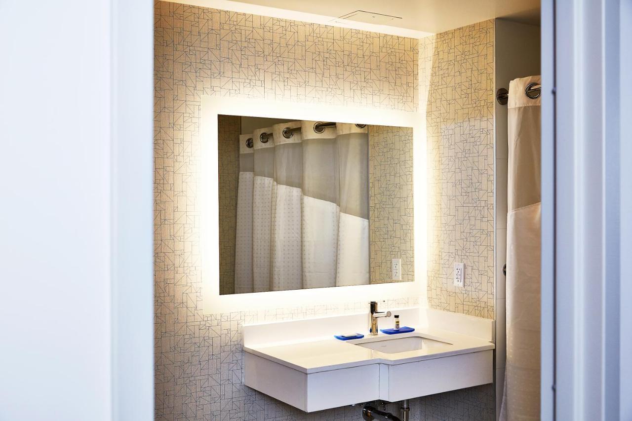 King Room Hearing Accessible Roll Shower
