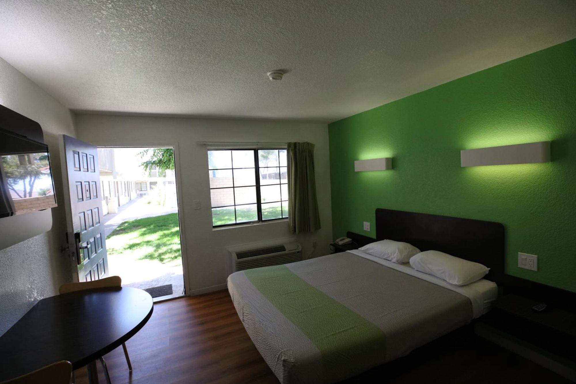 Queen Room,815372441:JPEG