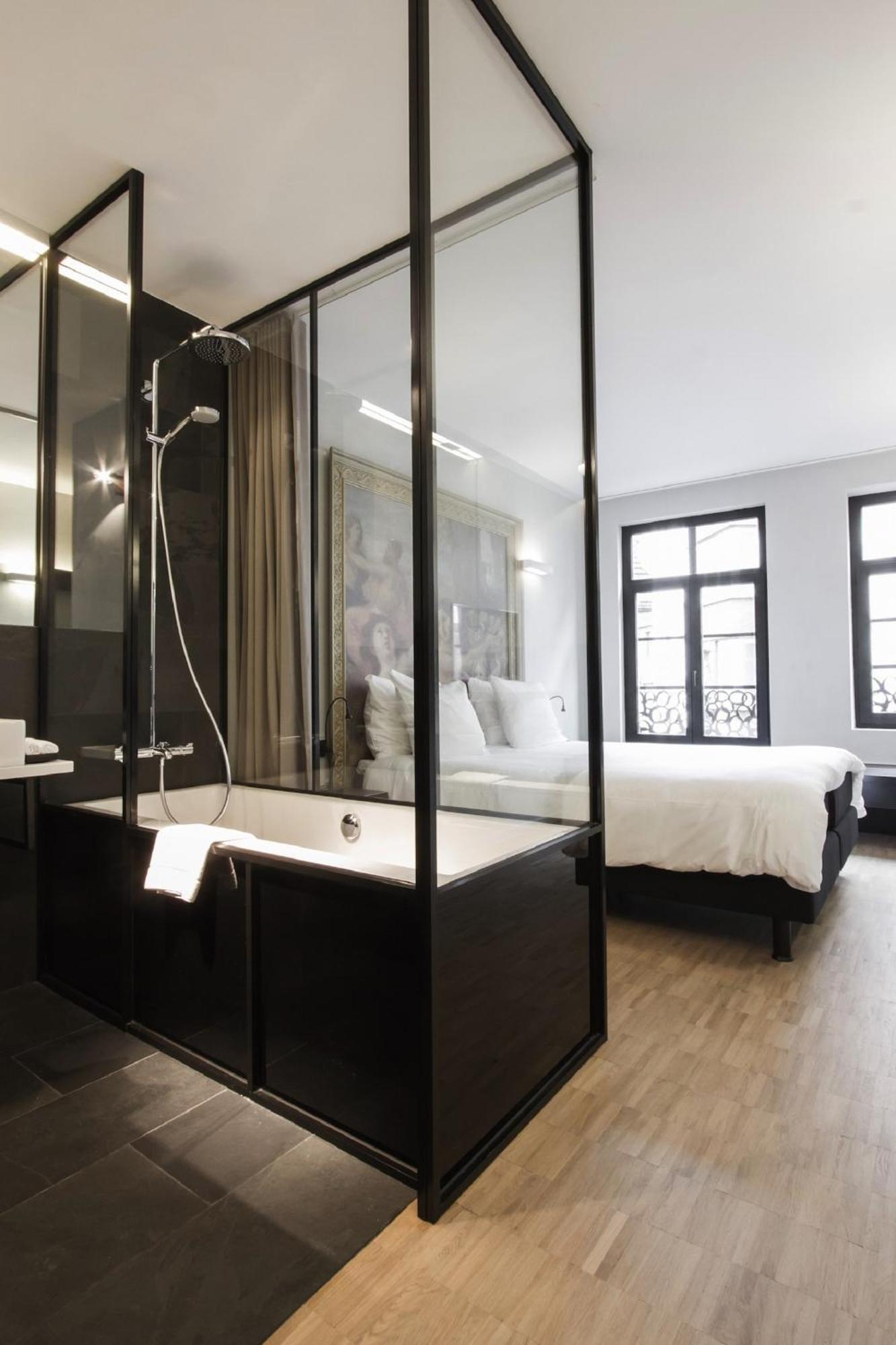Superior Double Room bath Cathedral View