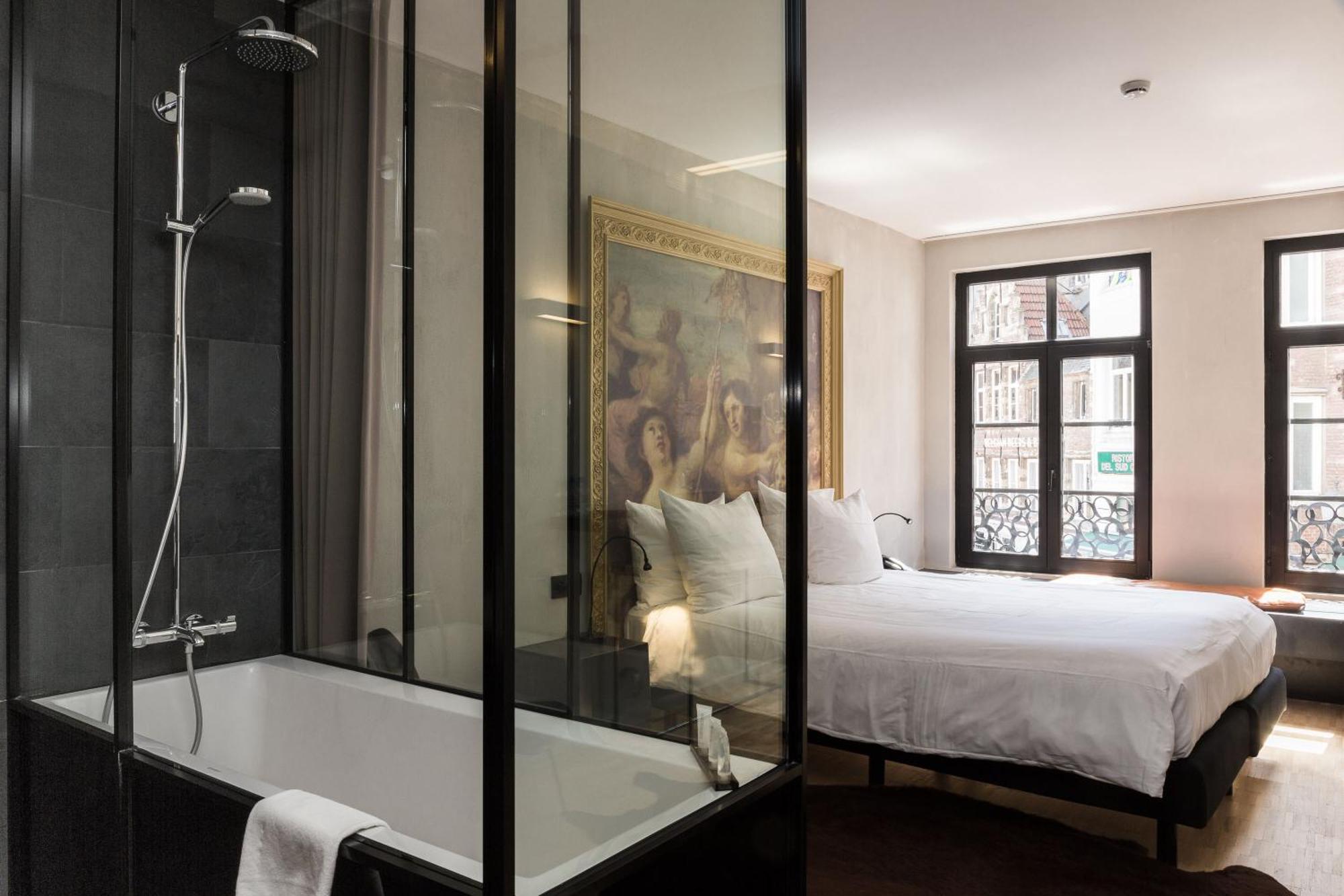 Superior Double Room bath Cathedral View
