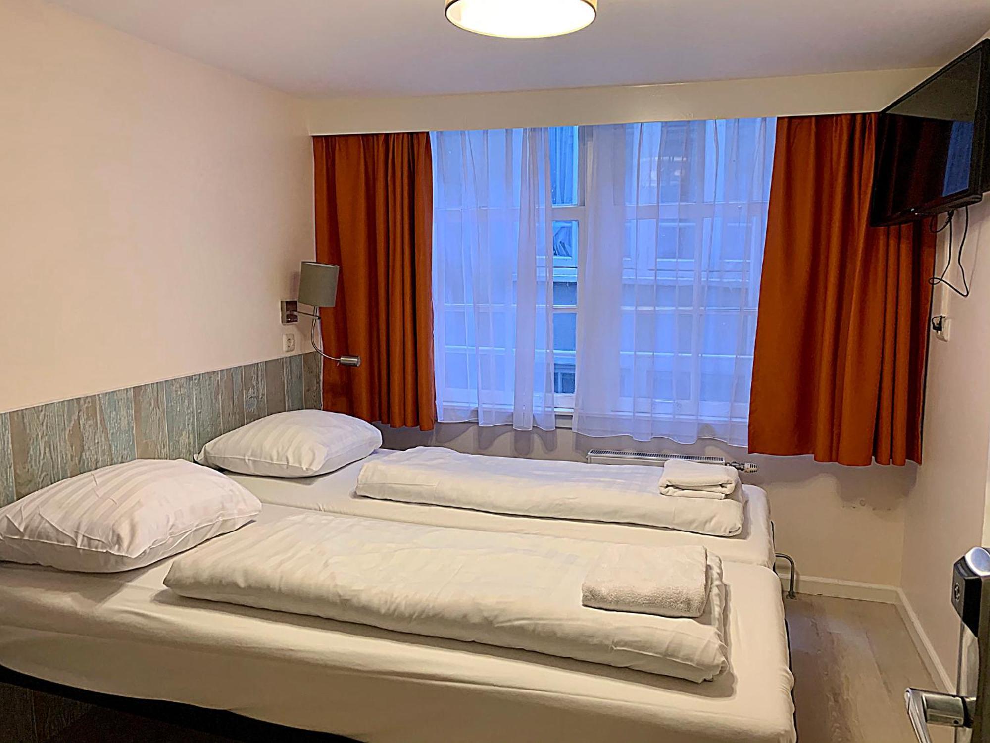 Chambre Lits Jumeaux avec Salle de Bains Commune