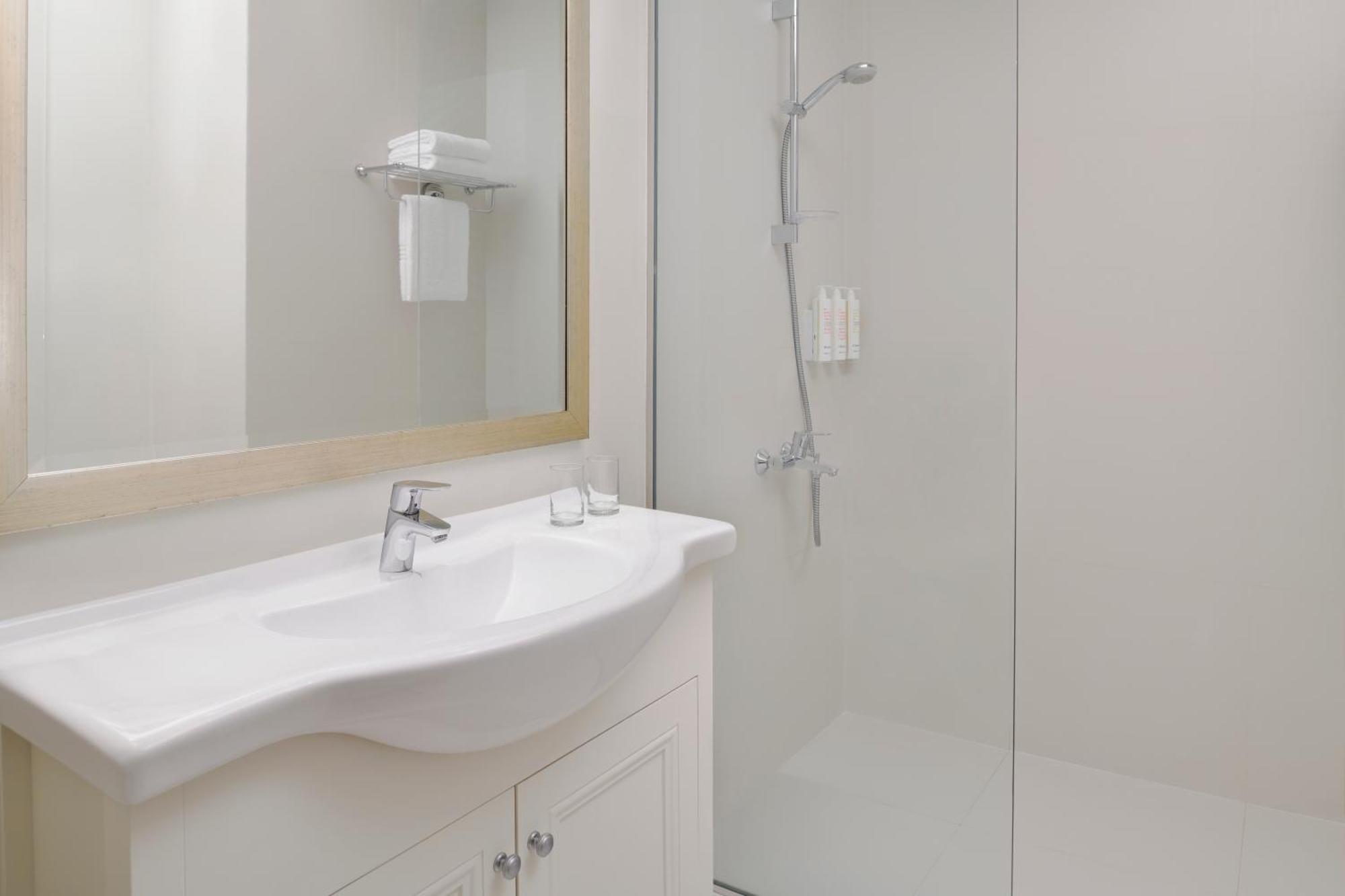 Executive Twin Room with Pantry Lounge Access and Shuttle Bus to JBR Beach and various shopping malls
