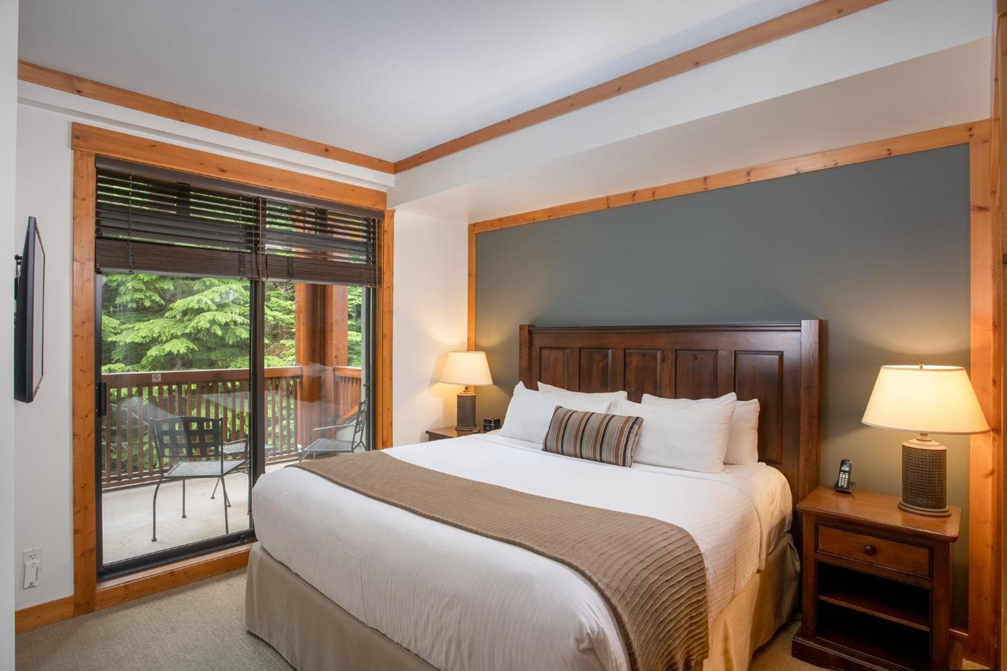 One-Bedroom Suite Den
