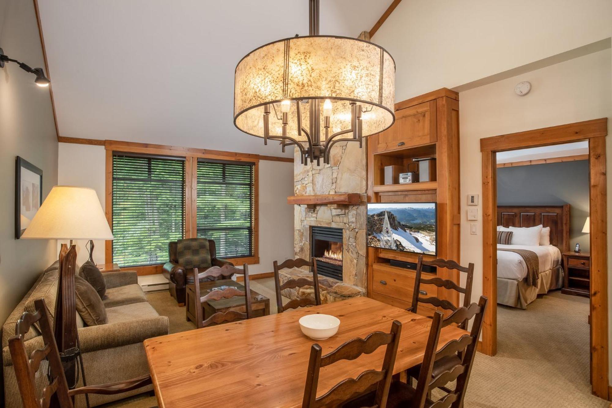 One-Bedroom Suite Den
