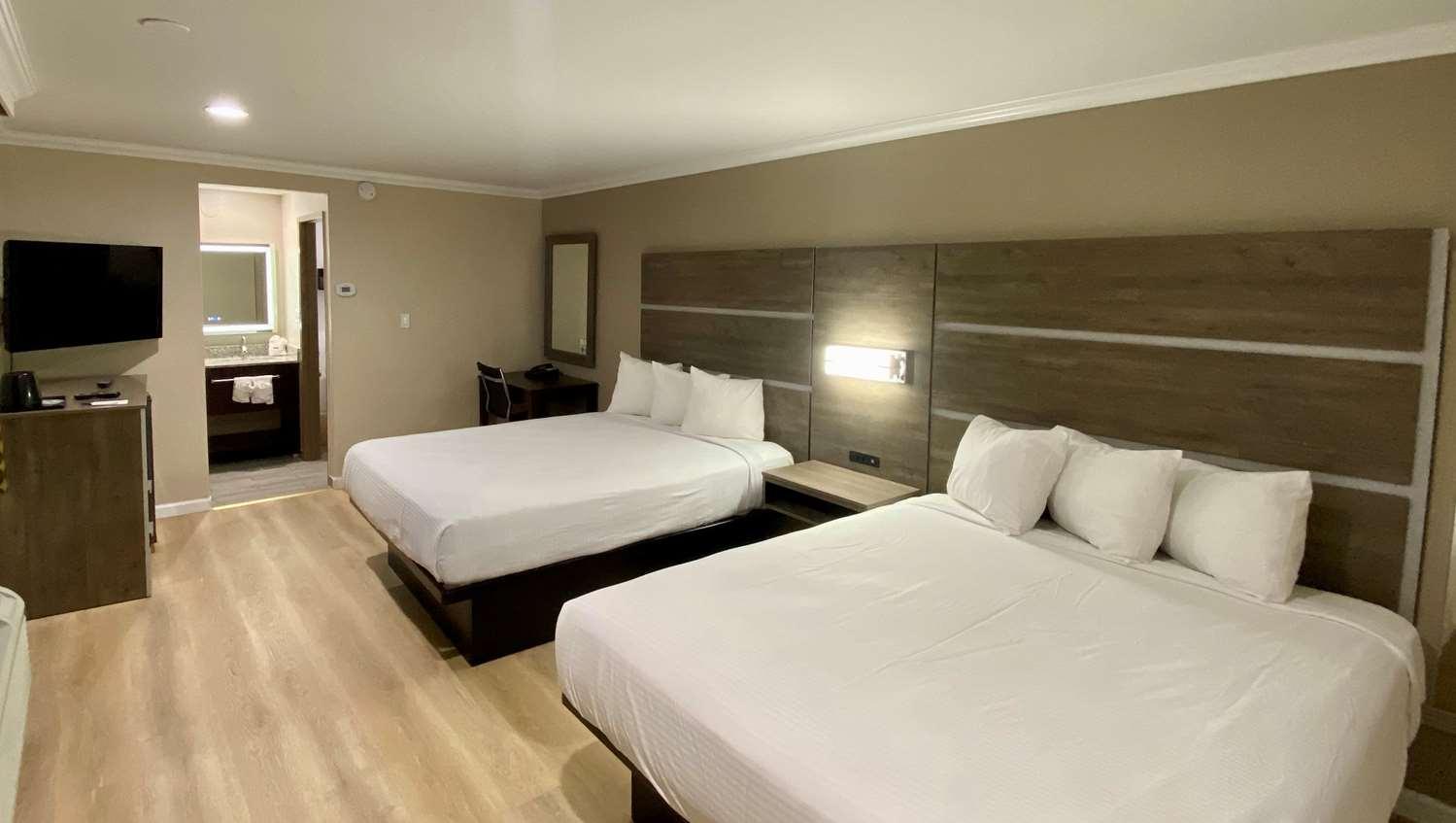 Doppelzimmer mit 2 Doppelbetten und barrierefreier Dusche - rollstuhlgerecht
