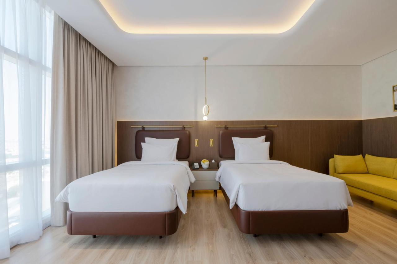 Deluxe Twin Room Panoramic City View Shuttle to the Beach Mall & Metro Station
