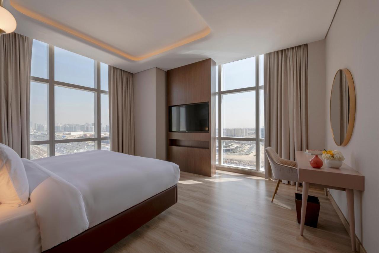 Deluxe King Suite Panoramic City View Shuttle to the Beach Mall & Metro Station