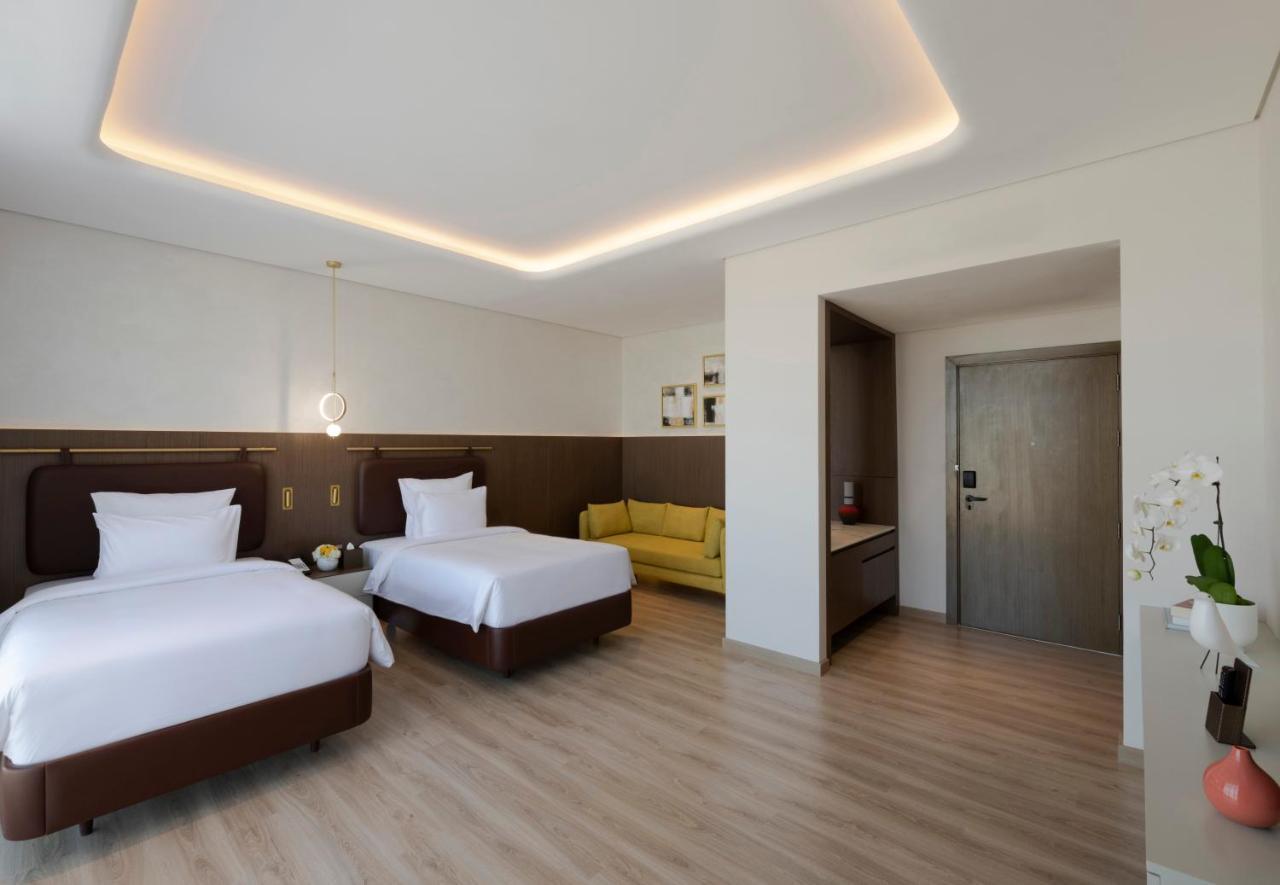Deluxe Twin Room Panoramic City View Shuttle to the Beach Mall & Metro Station