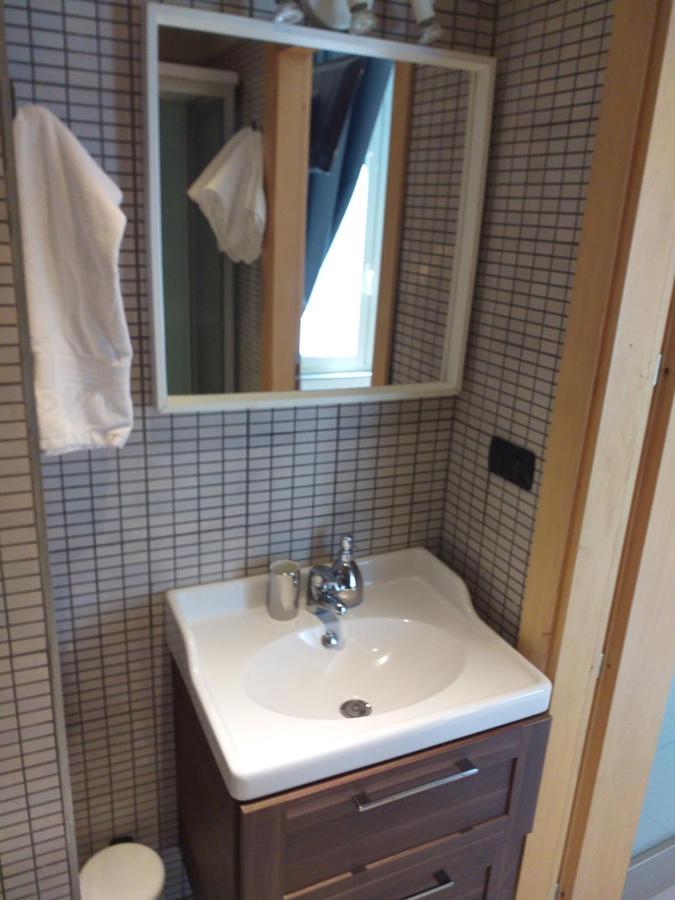 Deluxe Double Room Shower