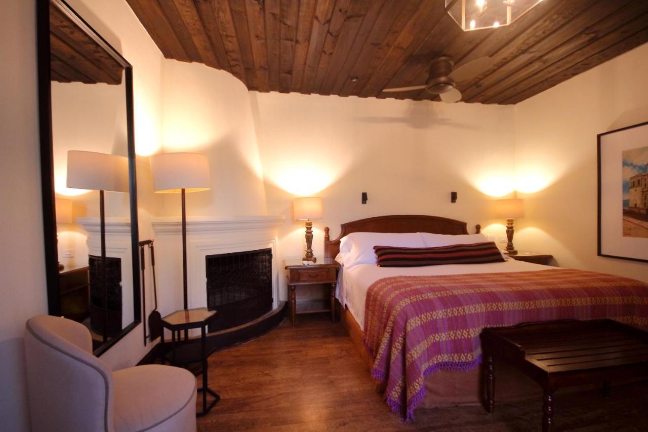 Habitación con cama extragrande y vistas al jardín