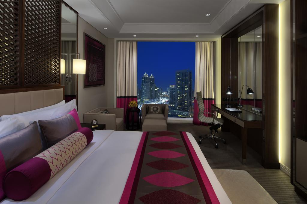 Luxuriöses Zimmer mit Kingsize-Bett und Stadtblick