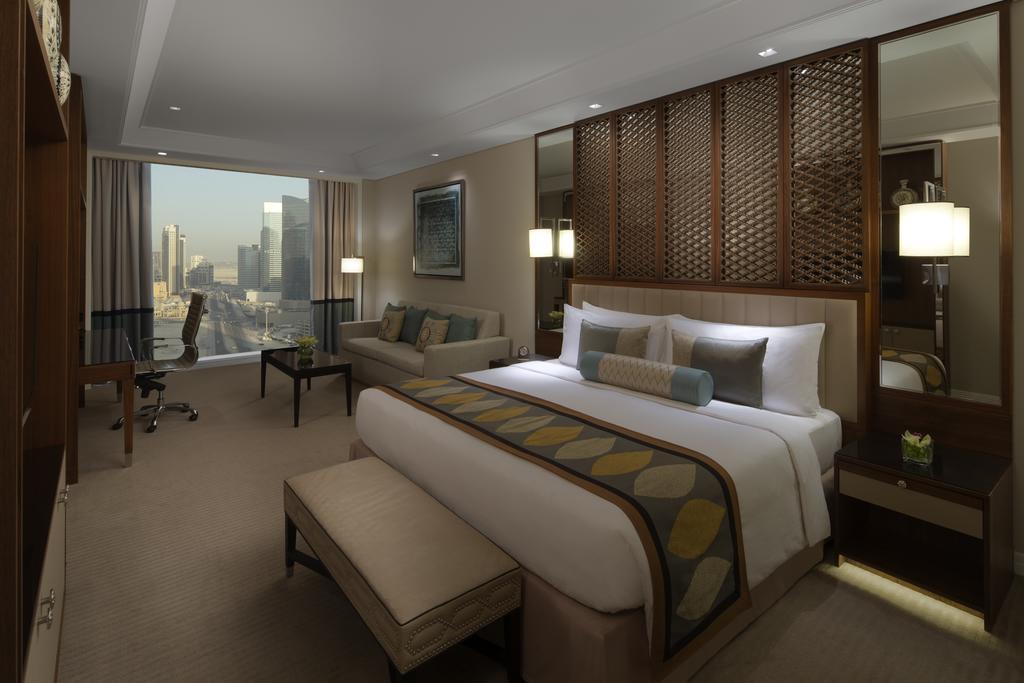Familienzimmer mit Kingsize-Bett und Blick auf die Stadt