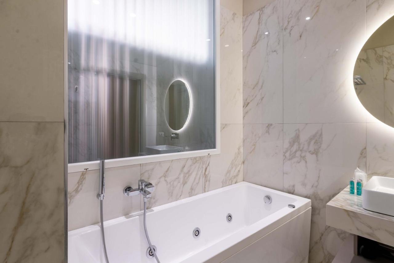 Deluxe Double Room Bath
