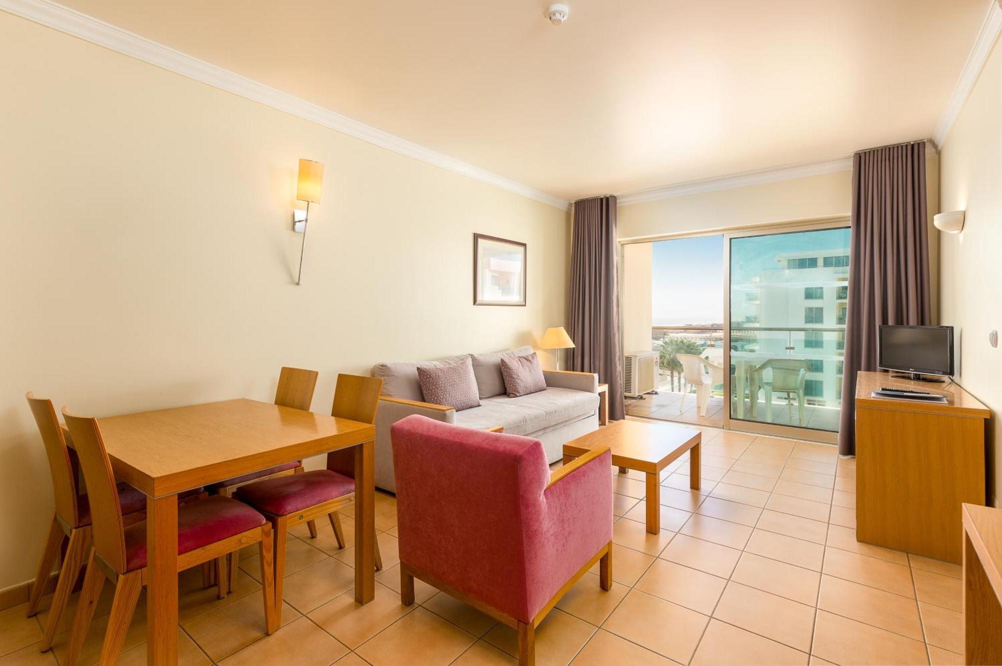 One-Bedroom Apartment Land View