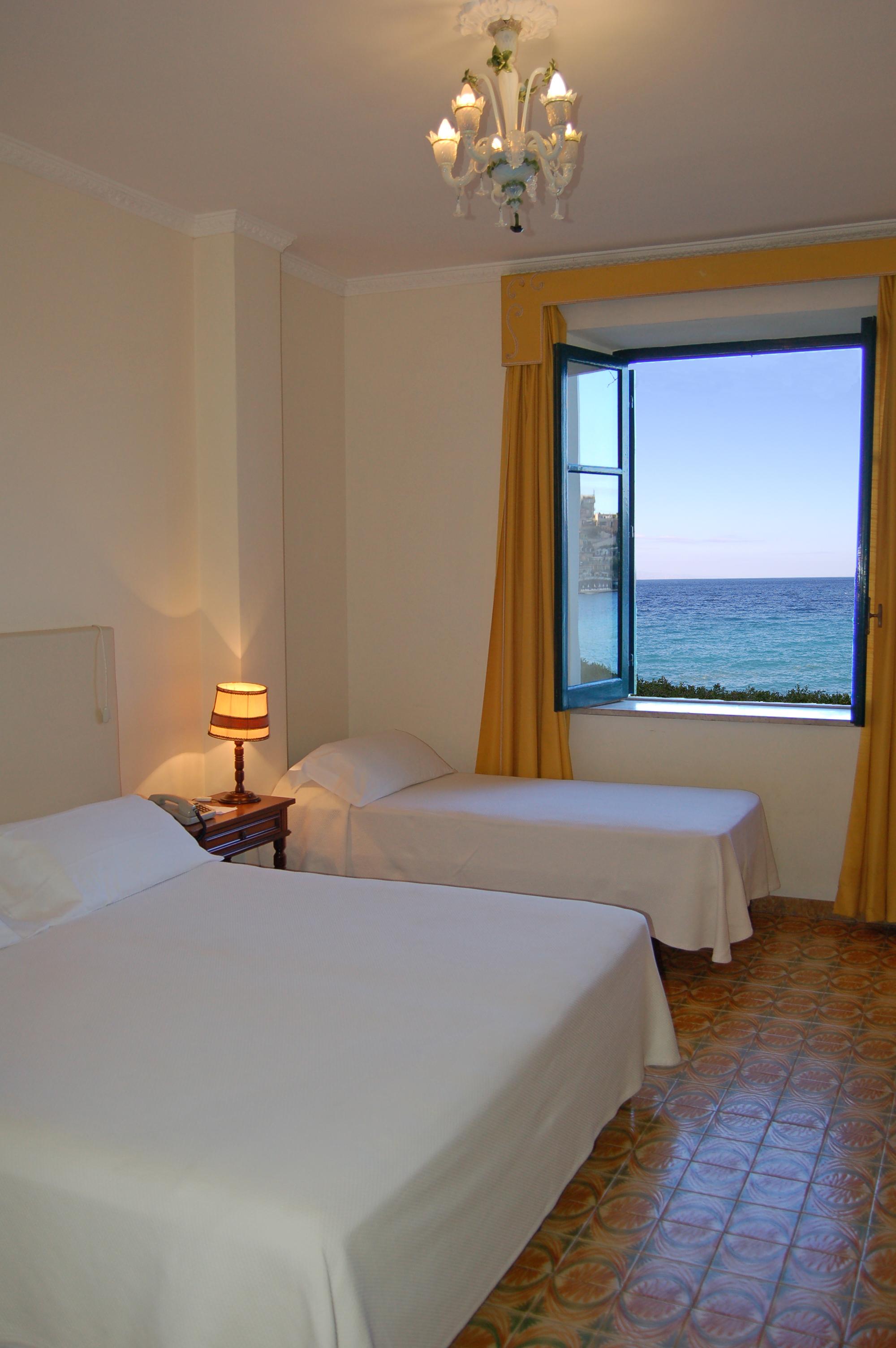 Economy Triple Room Sea View