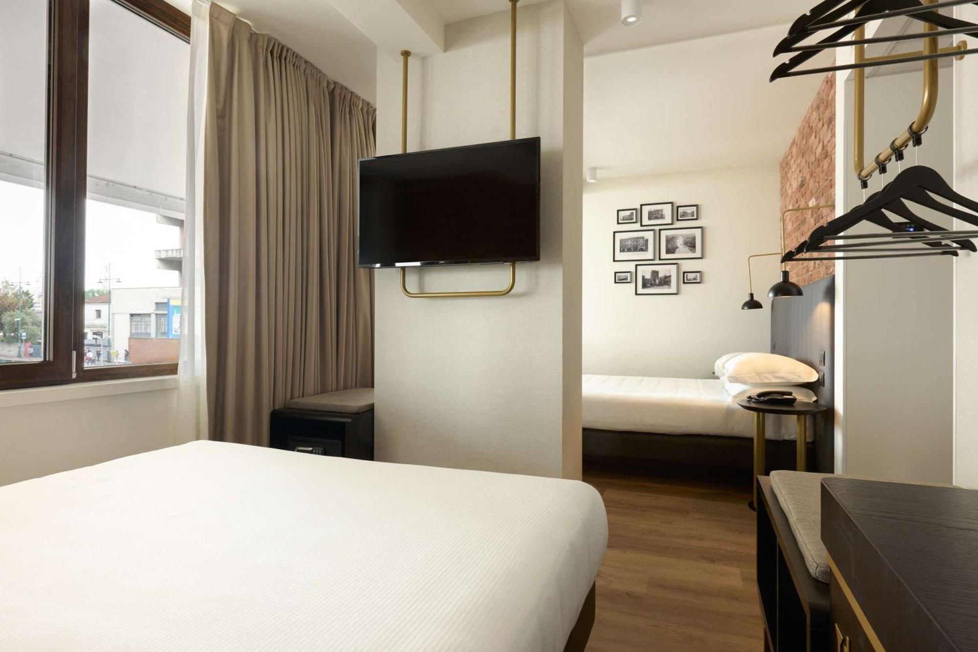 Family Room 2 Double Beds or 1 Double Bed 2 Single Beds