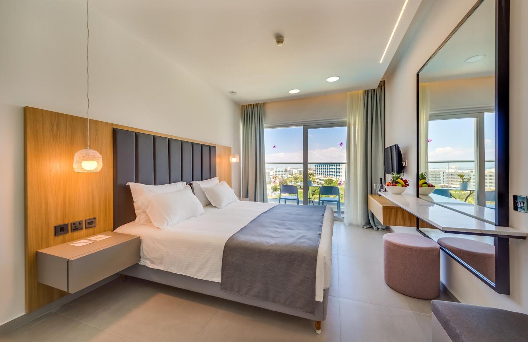 Standard Twin Room Side Sea View