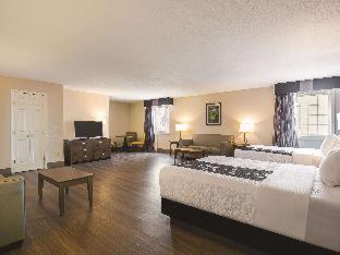 Two-Bedrooms Suite Mobility Accessible with One King Bed and Two Double Beds - Non-Smoking,1275970462:JPEG