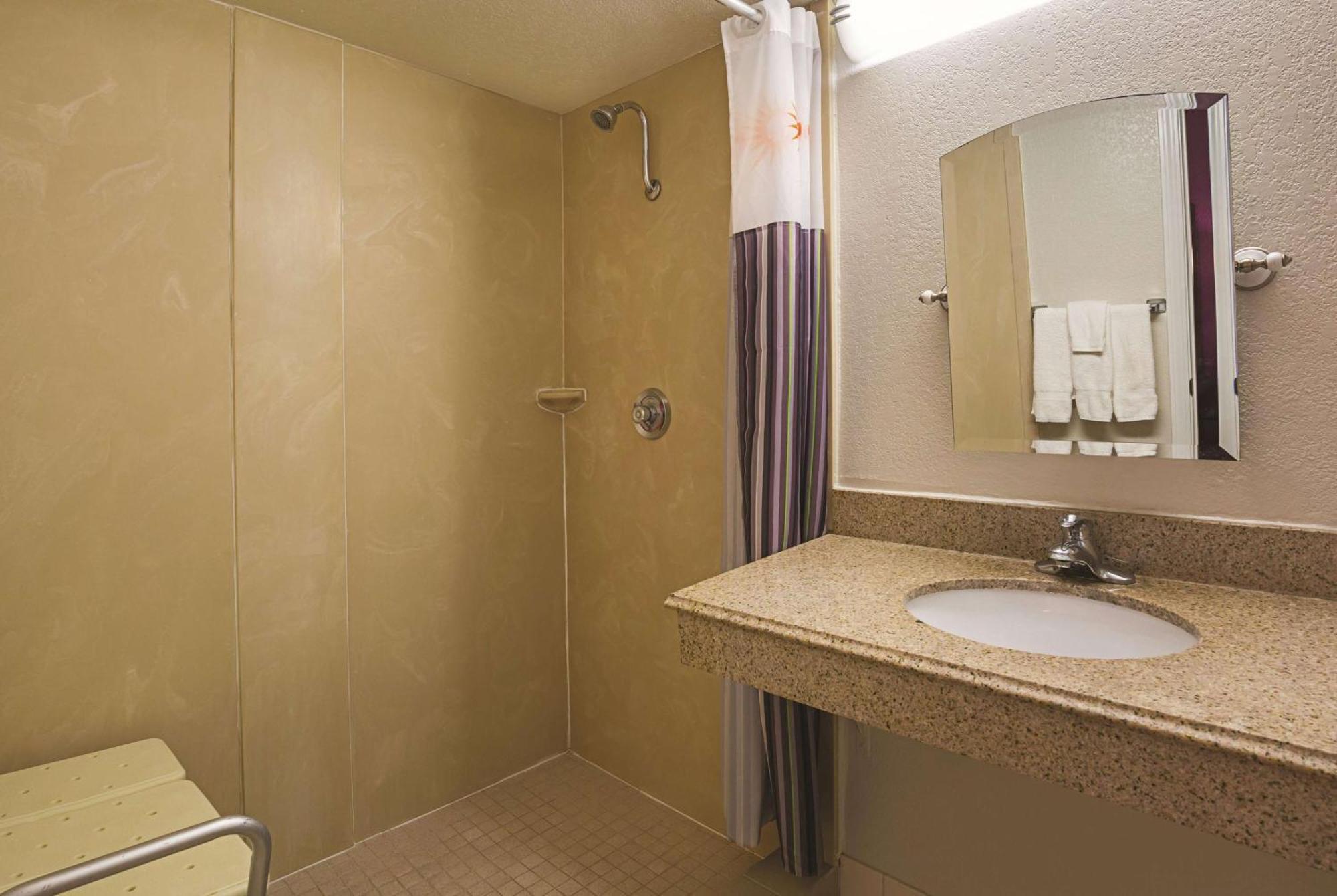 King Room with Roll-In Shower - Mobility/Hearing Accessible - Non-Smoking,1275970882:JPEG