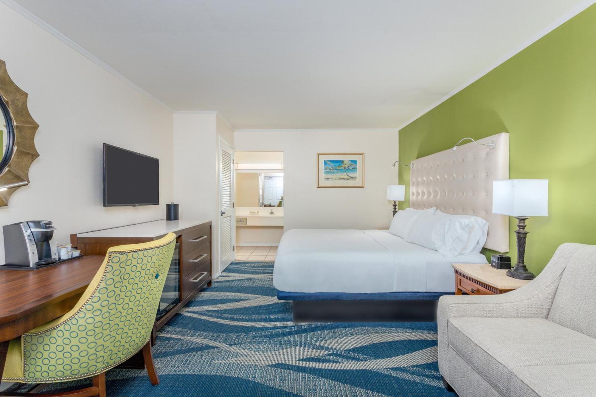 Standard Zimmer mit Kingsize-Bett und Poolblick