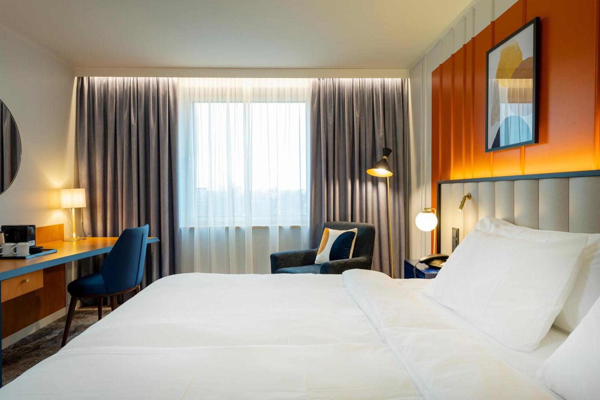Standard Zimmer mit Kingsize-Bett und Blick auf den Innenhof