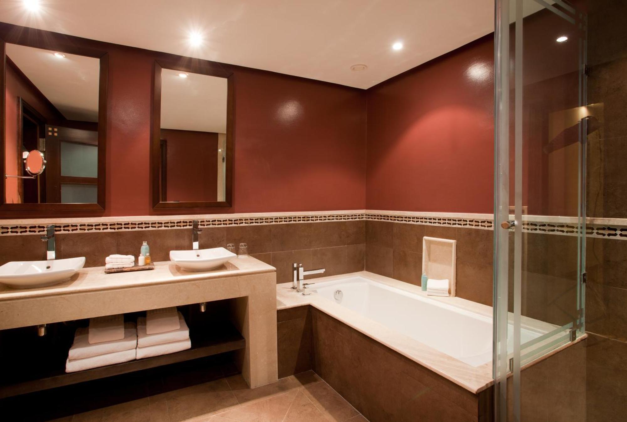 Premium Suite King Size Bed Garden View