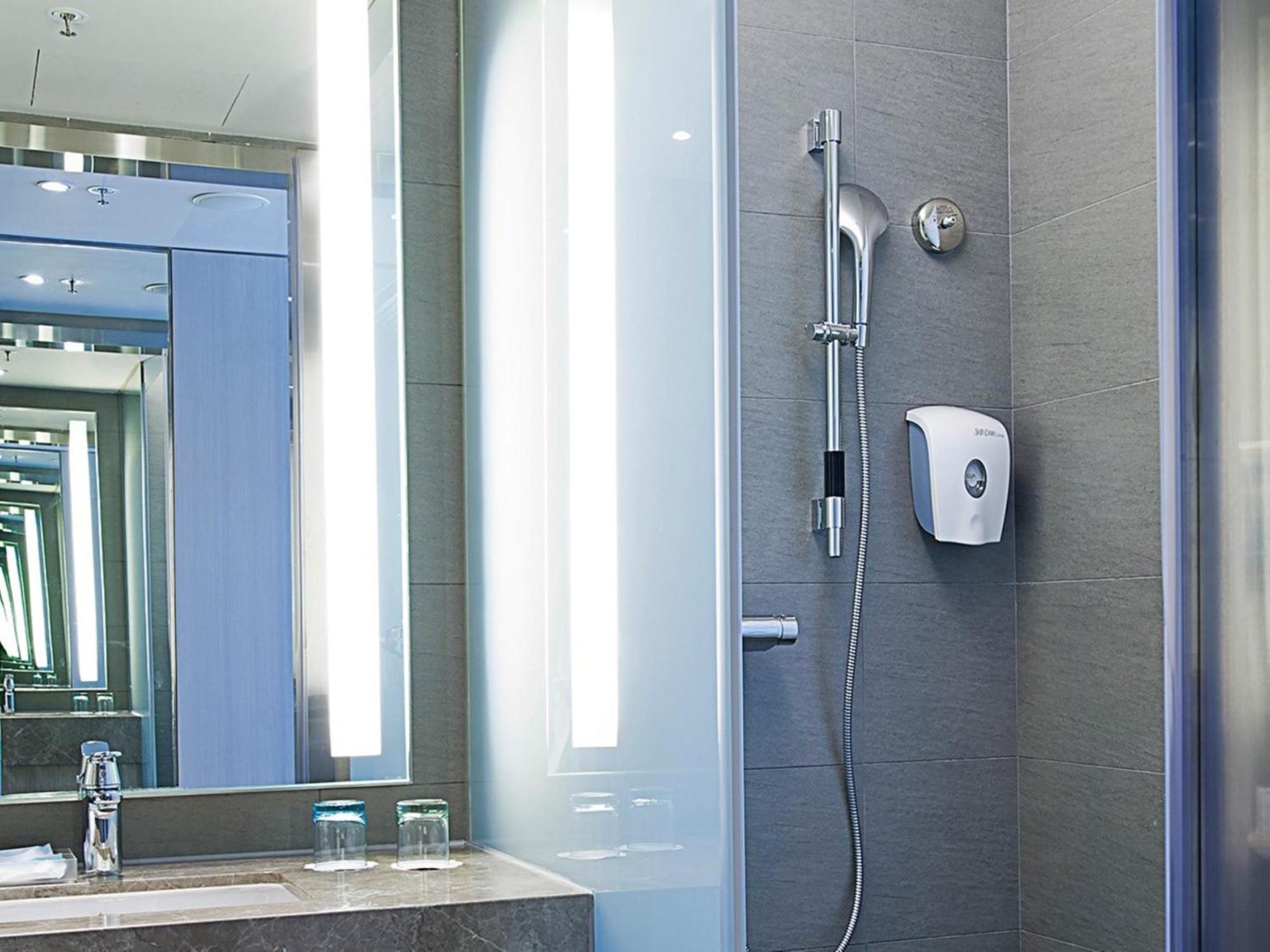 Standard Queen Room Walk Shower