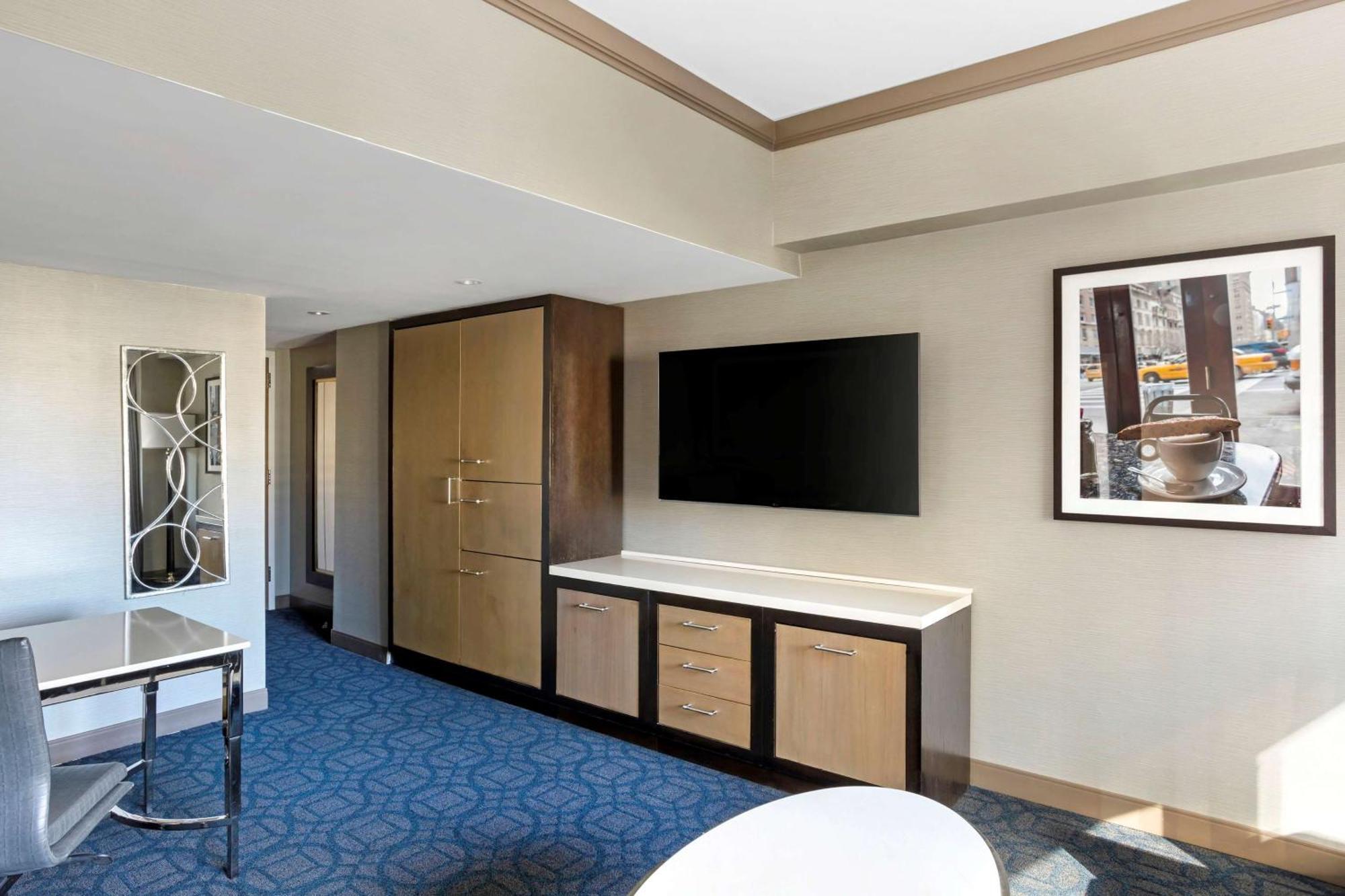 2 Bedroom 2 King Suite Queen Sofabed