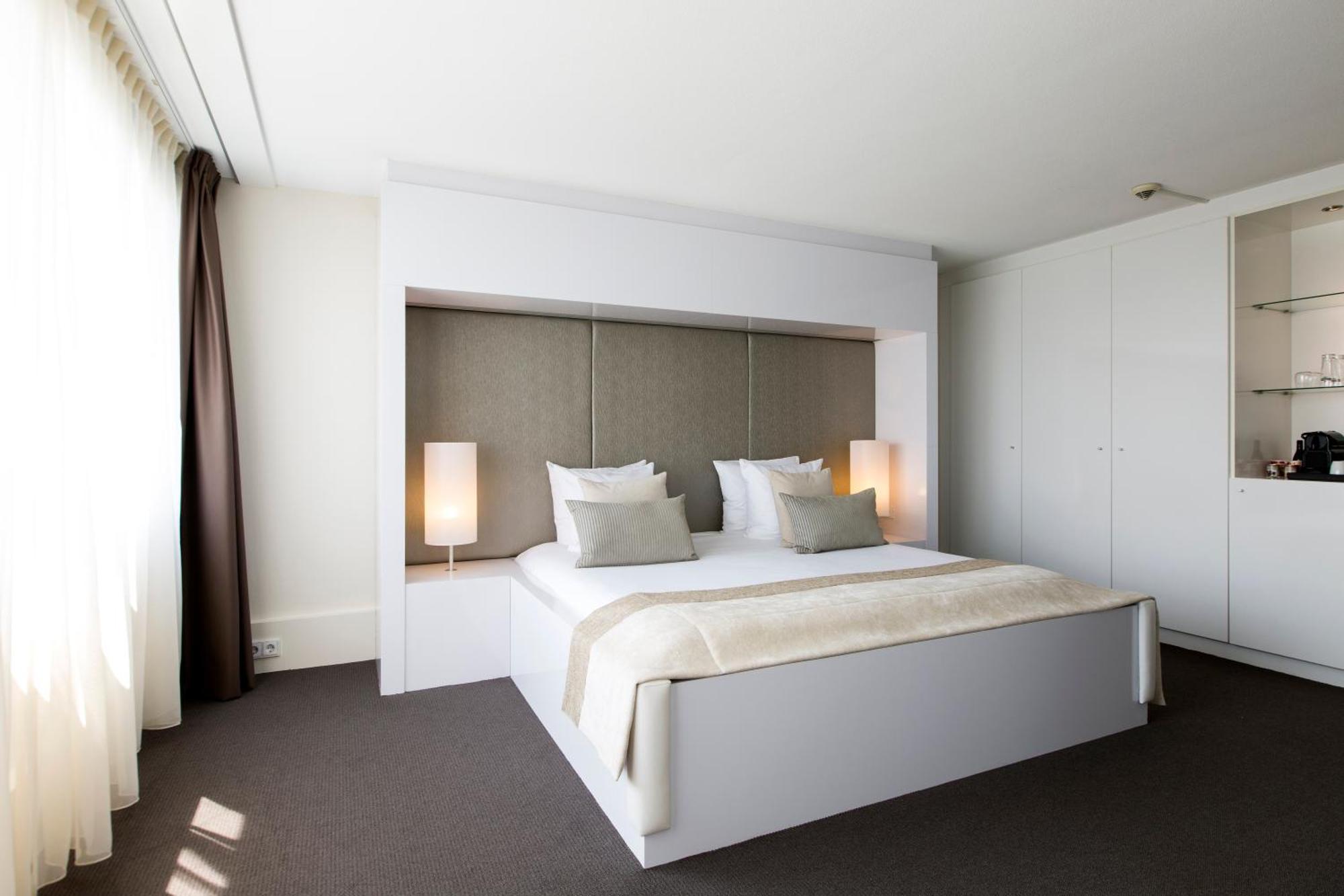 Suite met Kingsize Bed en Uitzicht op de Stad