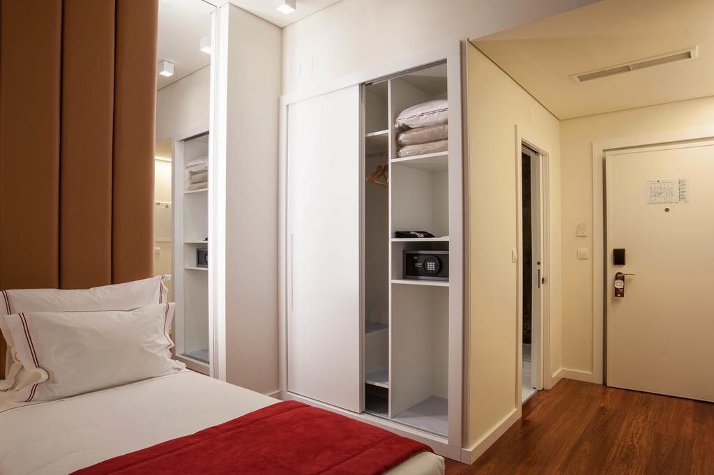 Quarto com 2 Camas de Solteiro e Vista da Área Interna