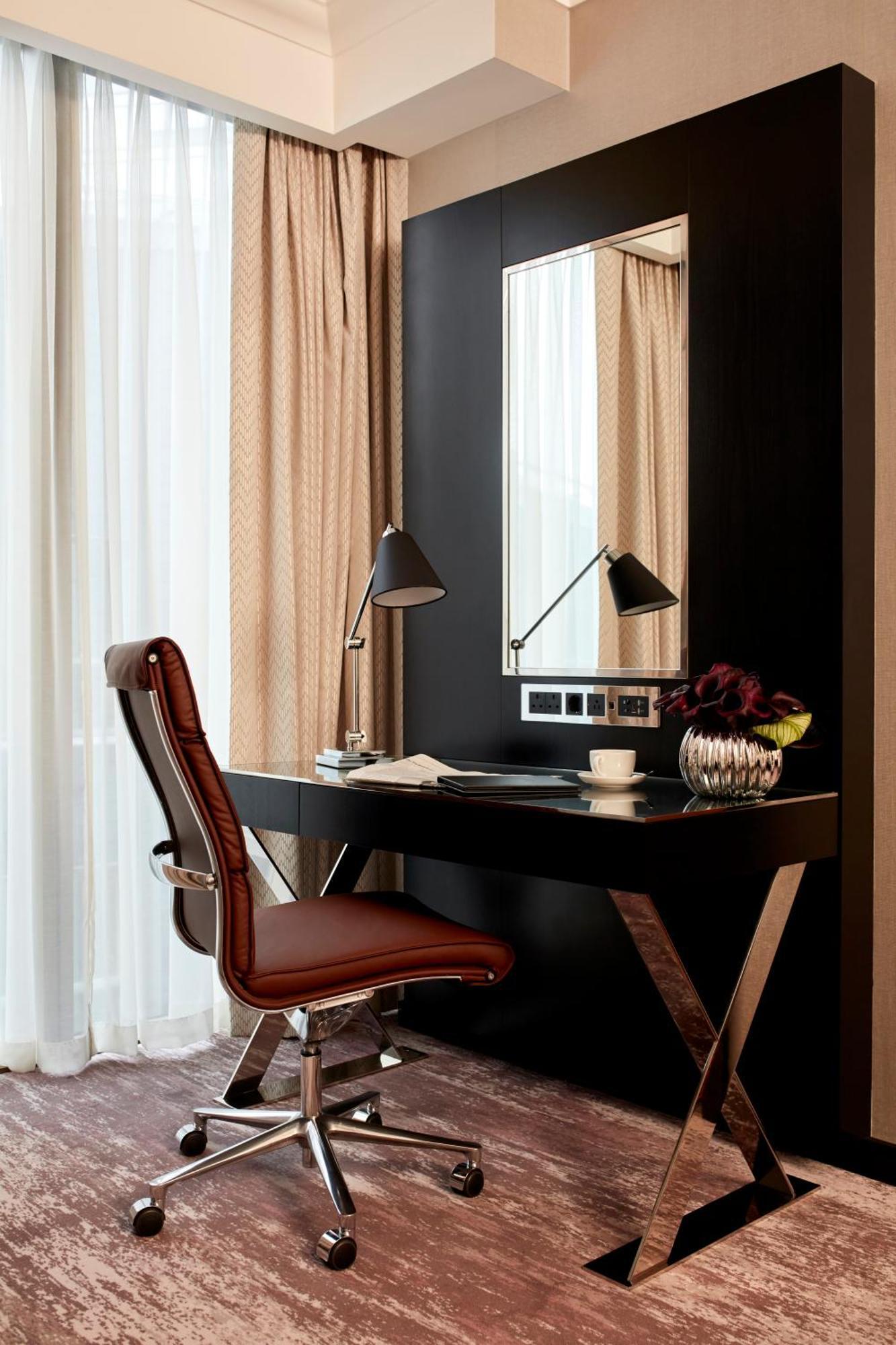Zimmer mit Kingsize-Bett und Blick auf den Innenhof - obere Etage