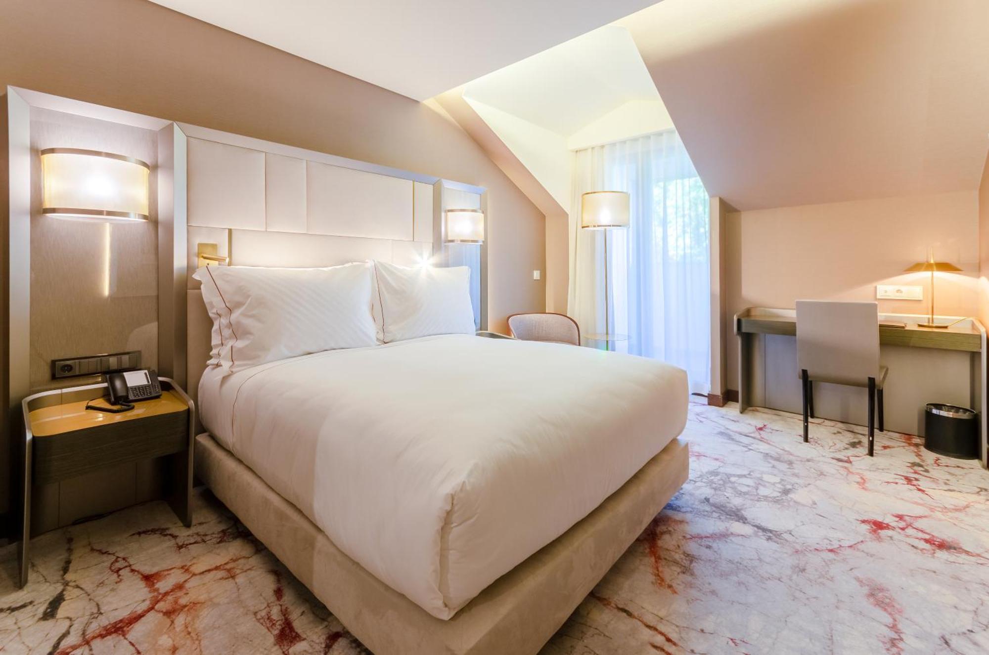 Deluxe Double Room Avenue View