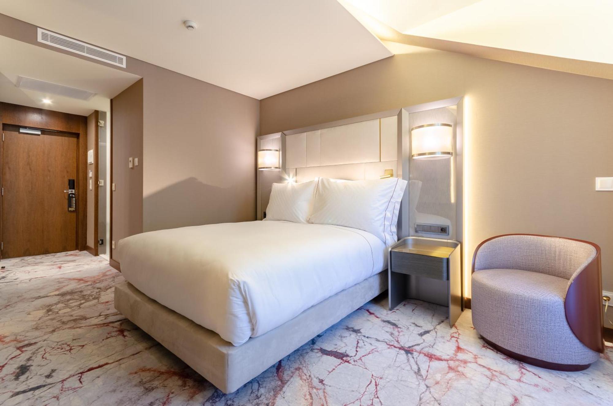 Superior Double Room Avenue View